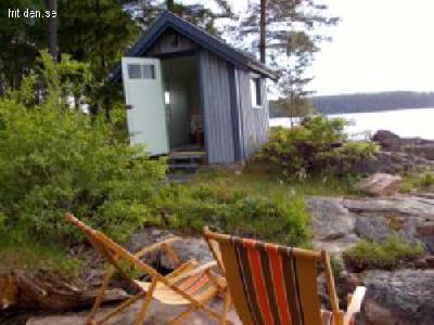Stuga vid sj�n Mj�rn .