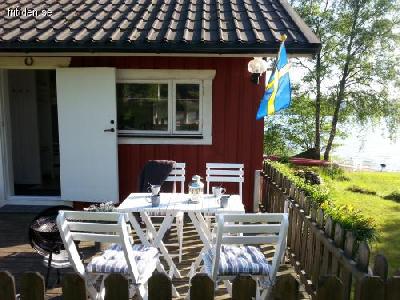 Nyrenorverad stuga med sj�tomt