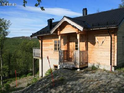 Timmerhus med fj�llutsikt