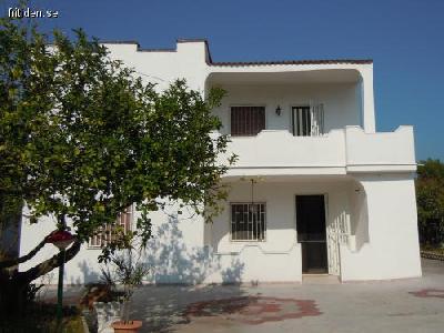 Strandn�ra l�genhet i villa
