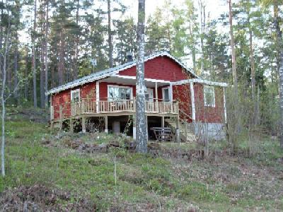 Stuga p� h�jd med sj�utsikt