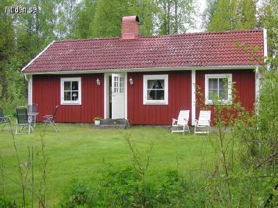 Mysig stuga Urshult med b�t