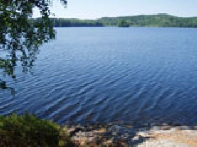 Fridfullt ostört läge vid sjö