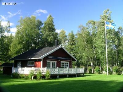 Lyxigt modern stuga vid sjön