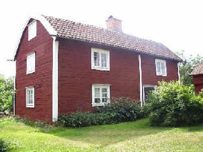 Röd stuga på landet i Småland