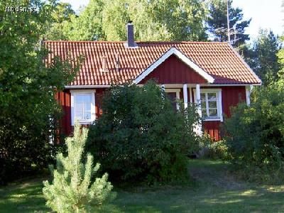 Röd stuga med vita knutar