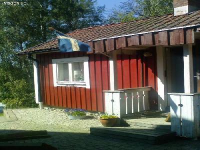 Skarmig stuga 1,5km fr strand