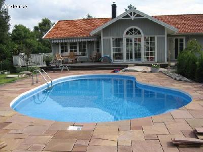 Hus med pool n�ra skog och hav