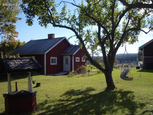 Charmig stuga i idylliskt läge