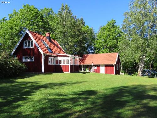 Torp vid sjö och skog