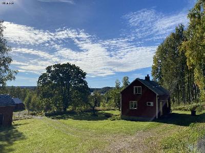 Stuga med egen strand vid sjön