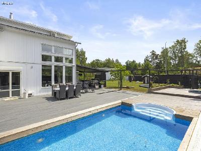 LYXIG VILLA I STHLM MED POOL!