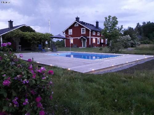 Stort hus med pool i Roslagen.