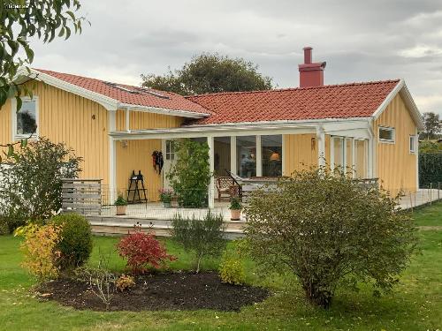 Hus nära havet med strand