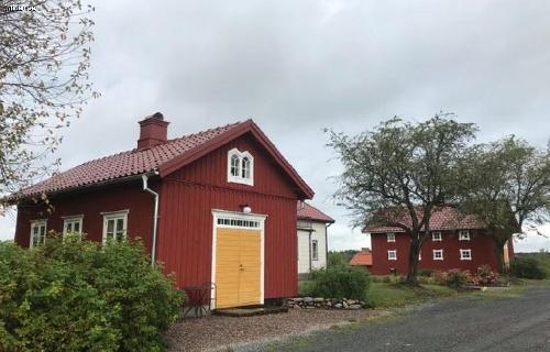 Mysigt gårdshus på hästgård