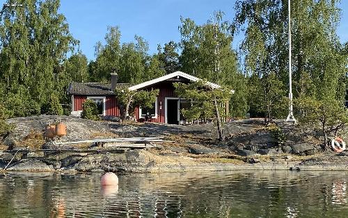 Stuga med sjötomt vid havsvik