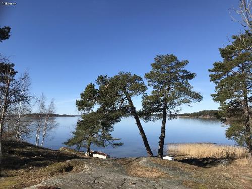 Stuga med egen strand vid hav