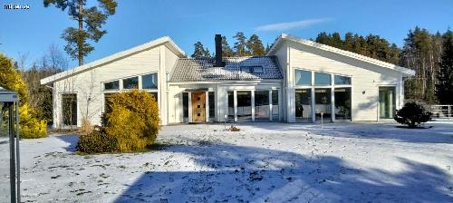Hus sjötomt, egen brygga bastu