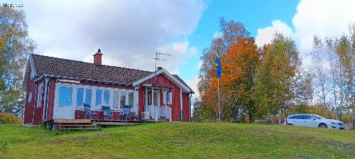 Fritidshus med sjöutsikt