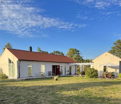 Hus med tillhörande gästhus