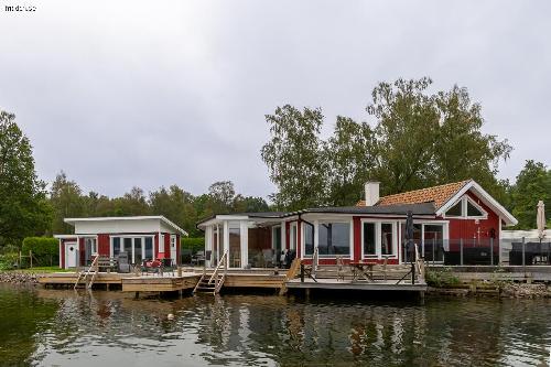 Sjötomt med eget bad/bryggor