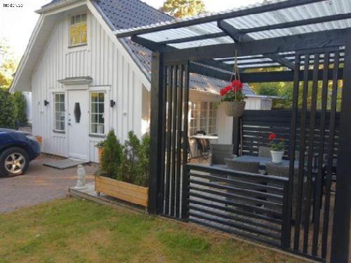 Gårdsstuga vackra Varamobaden