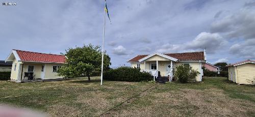 Stuga vid golfbana och hav