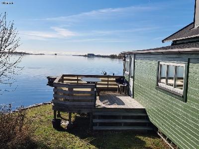 Vid strand med skärgårdsutsikt