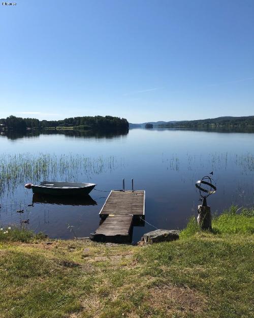 Sjötomt med stort fritidshus