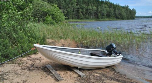 Trevligt med roddbåt till stugan